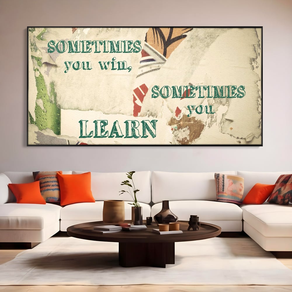 Tablou canvas cu tablou canvas cu mesaj motivational, in rama de aluminiu negru, pe perete intr-un living